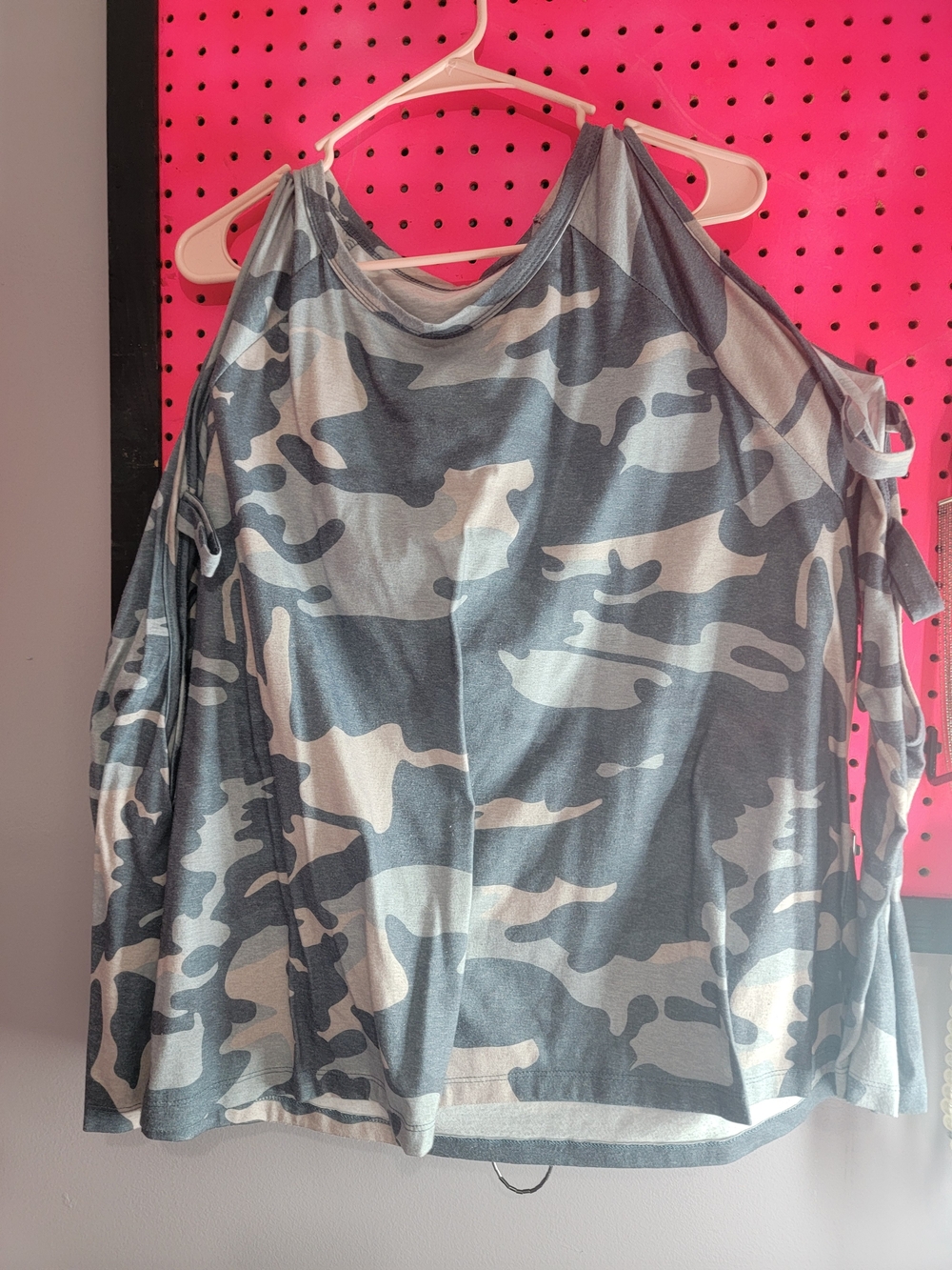 Cold-Shoulder Camo Knit Top - Gray & White